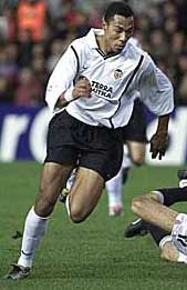 John Carew var vant til hvitt og svart da han kom til Valencia...